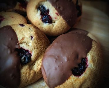 How to make Blackcurrant and Cinnamon cookies