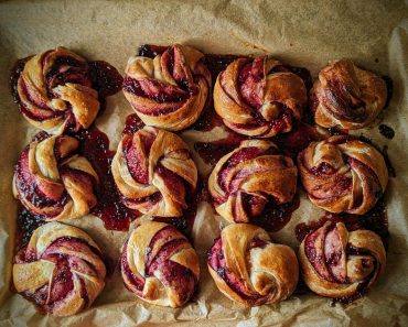 How to make Blackcurrant Knot Buns