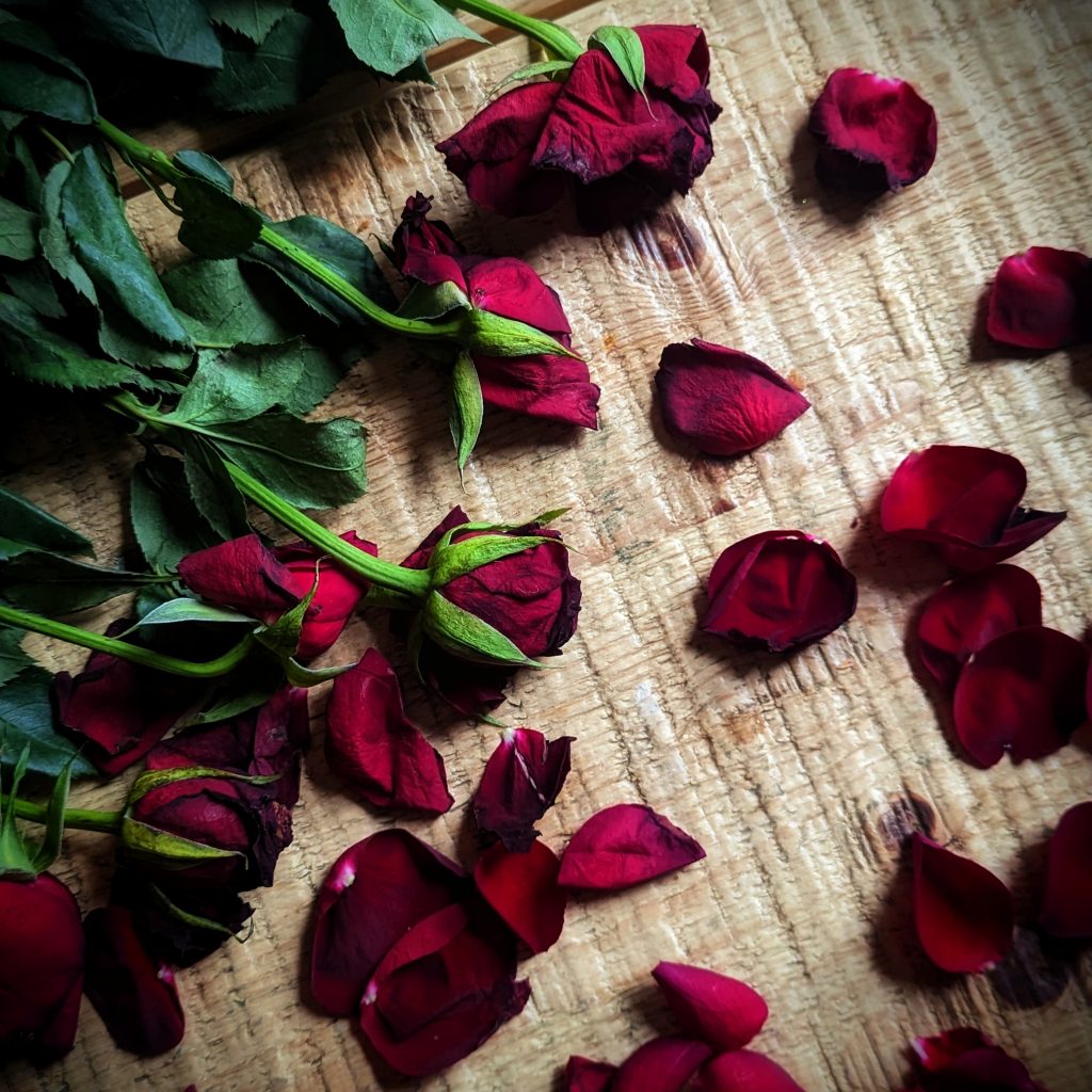 Rose table confetti 