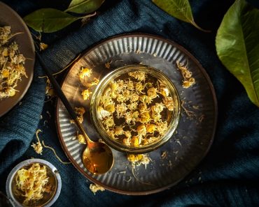 How to Grow Harvest and Make Chamomile Tea