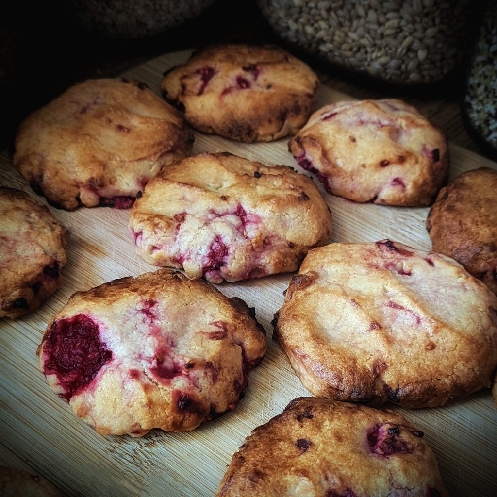 Raspberry biscuits 