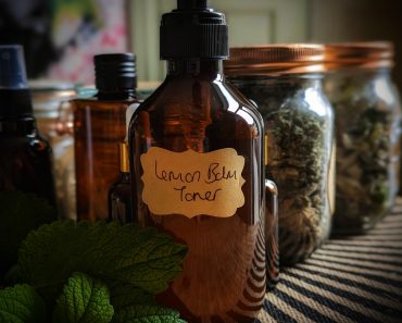 How To Make Lemon Balm Face Toner For Brightening and Tightening skin