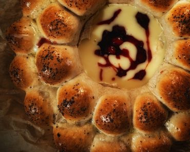 How To Make a Camembert And Cranberry Garlic Bread Wreath
