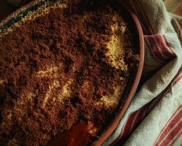 How To Make Rhubarb And Cinnamon Crumble